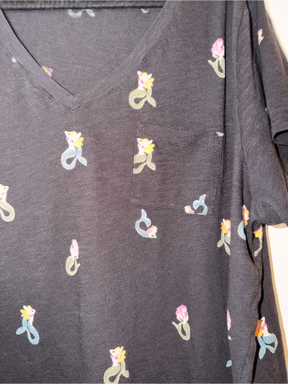 torrid Black V‑Neck Short Sleeve Tee with Multicolor Mermaid Print - Picture 3 of 4